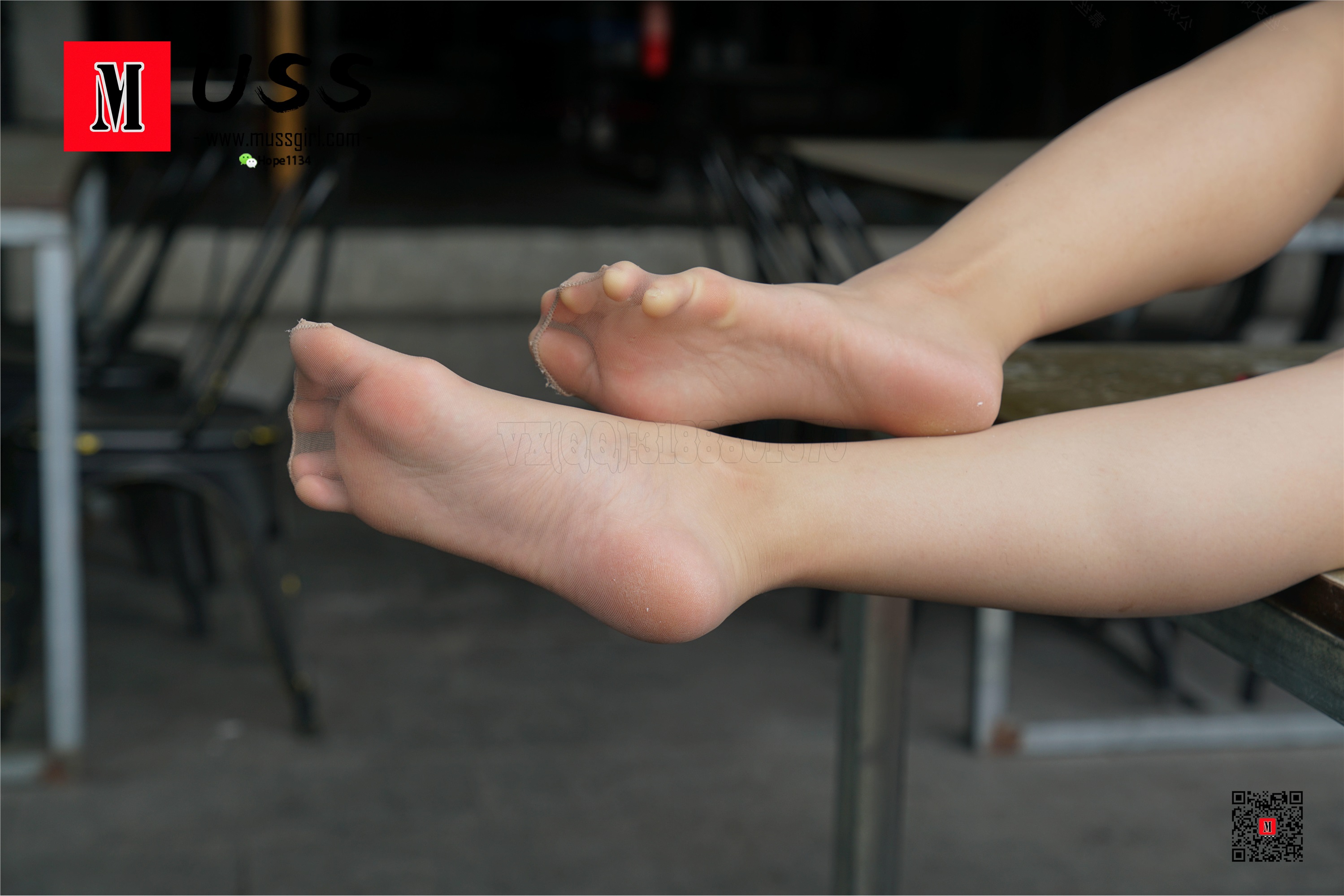 Mussgirl No.008 took photos of models' feet, but what about makeup artist Lulu's?